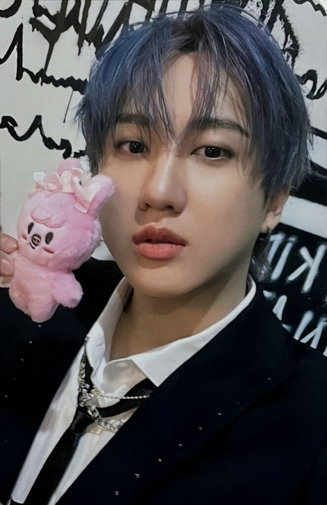 Hình ảnh idol nam nữ Kpop chụp theo phong cách photocard