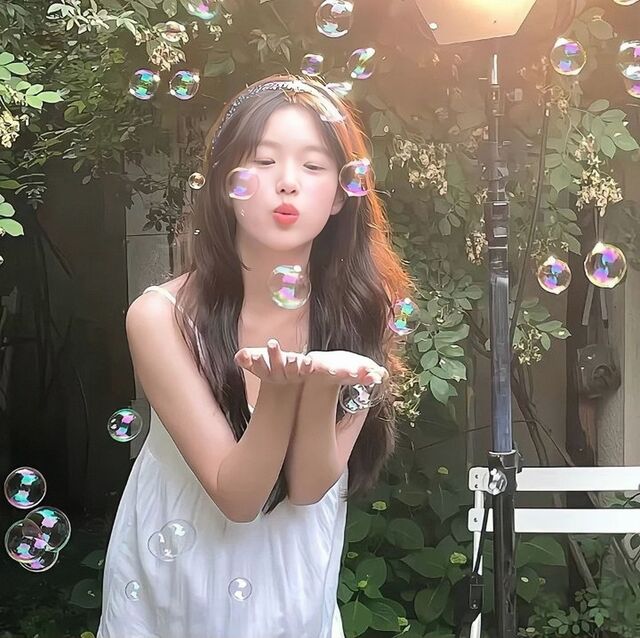 Hình idol Kpop theo tông màu pastel aesthetic hot trend