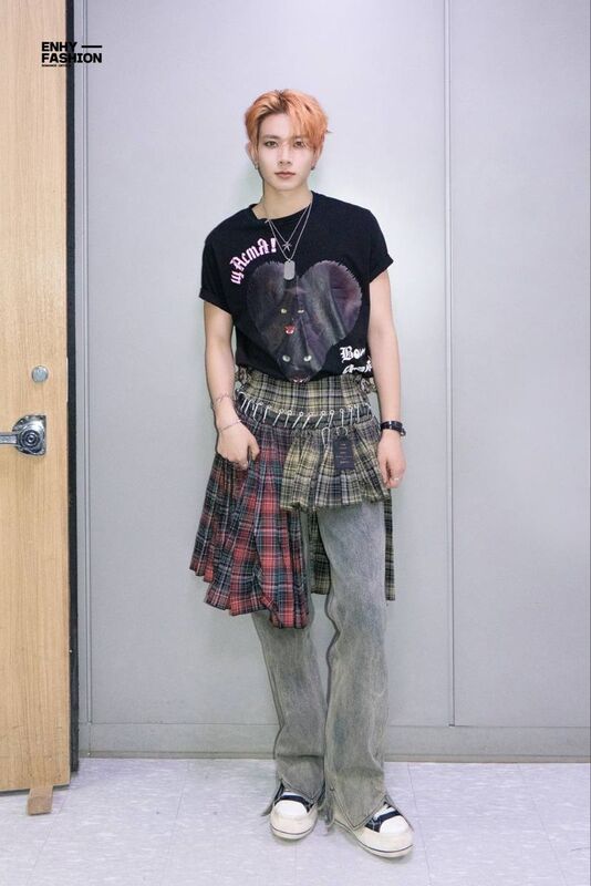 Hình ảnh idol nam cá tính với outfit độc lạ