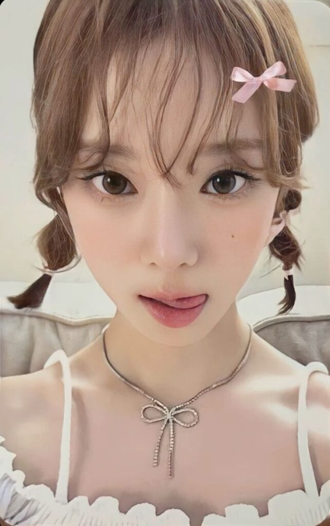 Ảnh thẻ idol Kpop có thiết kế chuẩn photocard
