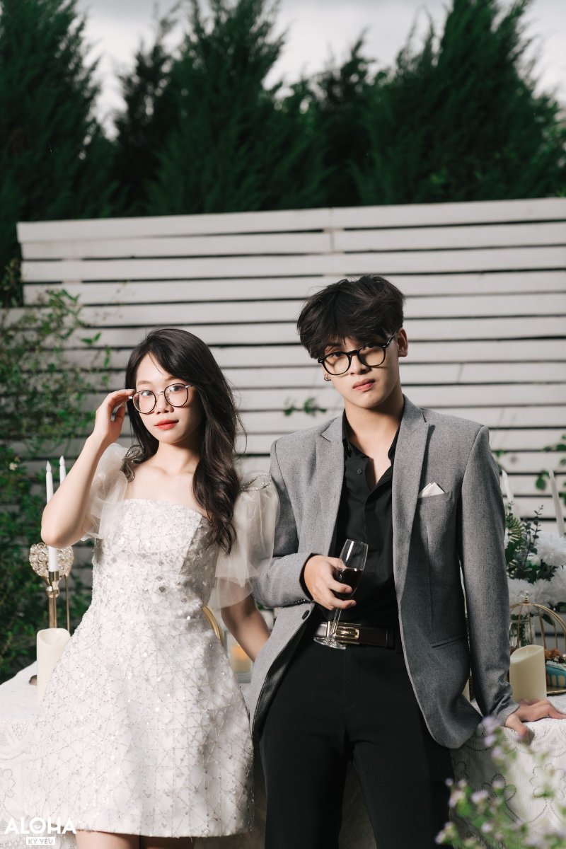 Váy đầm cổ yếm thiết kế cổ điển ( Nguồn ảnh: Sưu tầm )