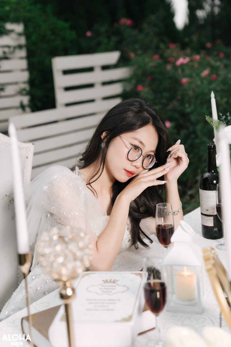 Váy màu trắng chụp kỷ yếu buổi party night ( Nguồn ảnh: Sưu tầm )