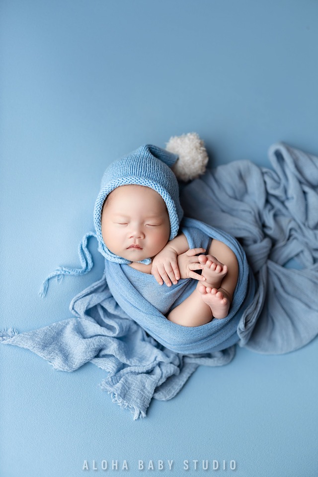 Hình ảnh bé gái sơ sinh đáng yêu với concept đơn giản