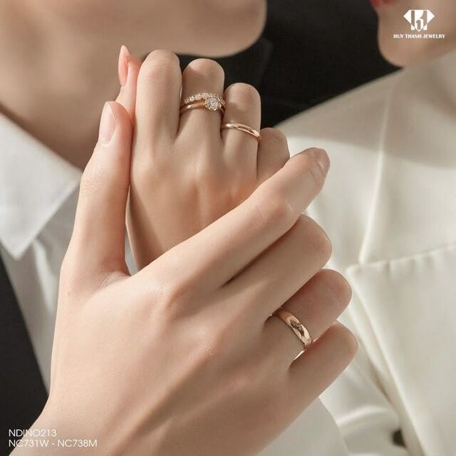 Hình ảnh nắm tay đeo nhẫn cưới và hình cặp đôi nắm tay nhau ngày trọng đại