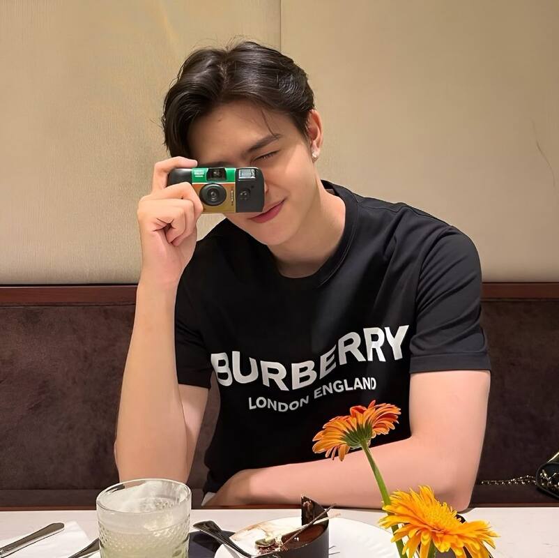 Hình ảnh idol TikTok nam thời trang và nam tính