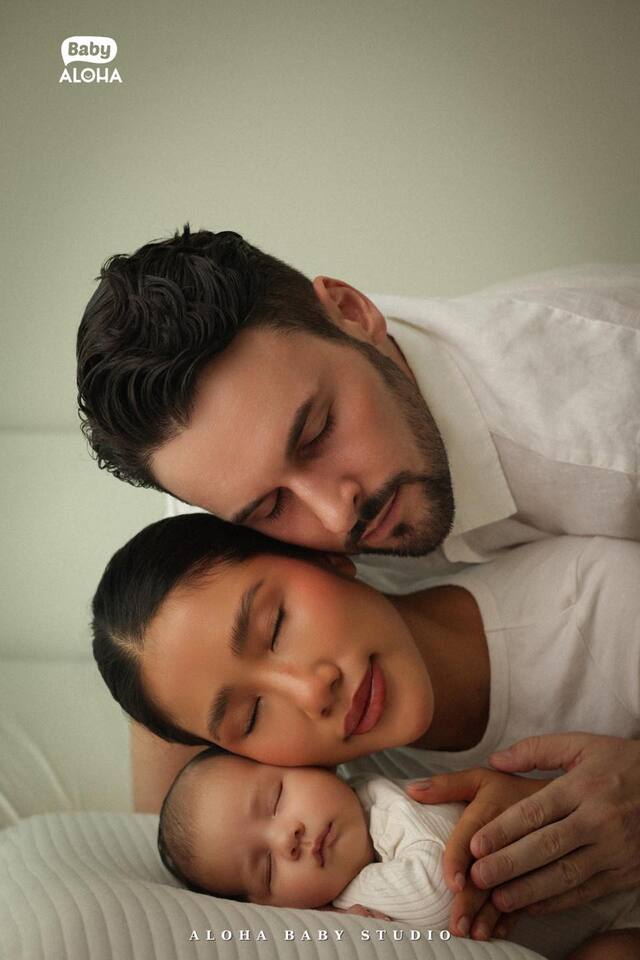 Ảnh gia đình bên bé sơ sinh trong không gian ấm áp