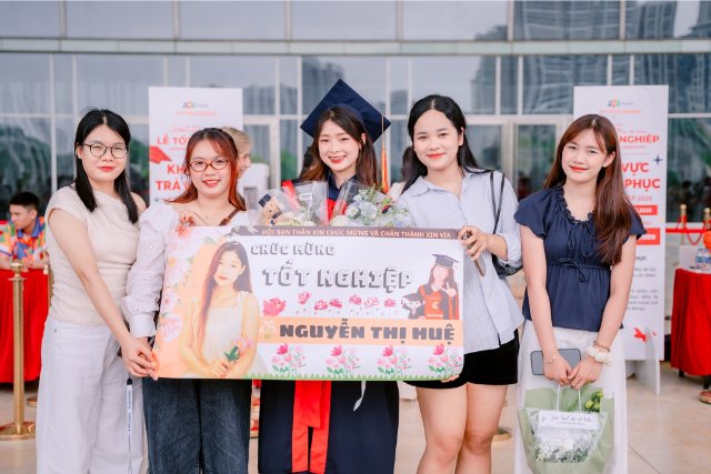 Ảnh banner tốt nghiệp hài ( Nguồn ảnh: Sưu tầm )