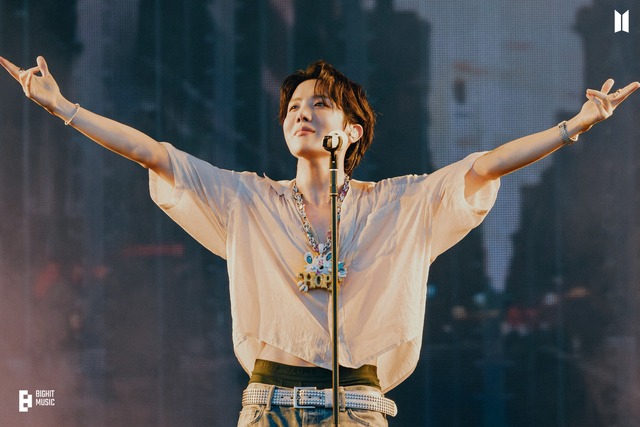 Hình idol nam năng động, tỏa sáng trên sân khấu