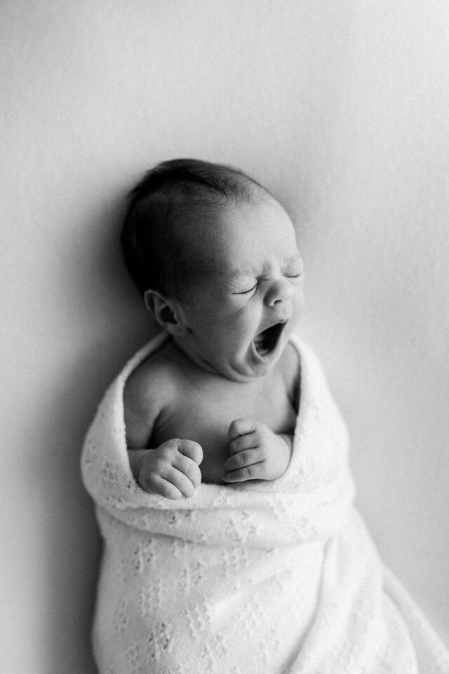 Chụp ảnh newborn phong cách đen trắng tối giản mà cuốn hút