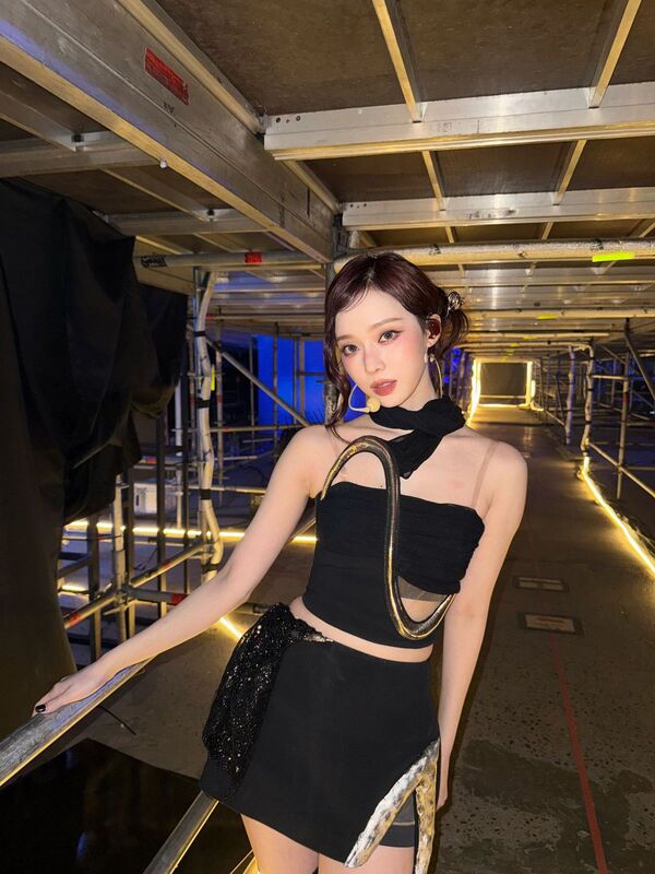 Ảnh idol Kpop nữ thần tượng chuẩn bị lên sân khấu