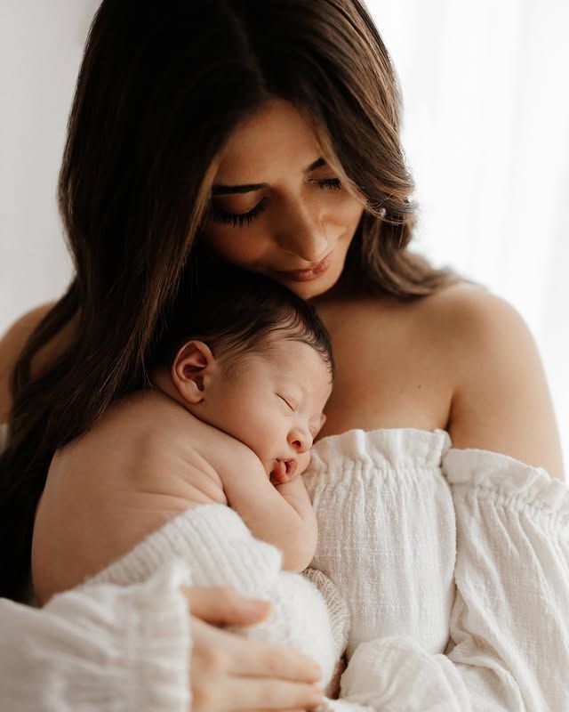 Ảnh em bé sơ sinh ngủ bình yên trên vòng tay mẹ đầy âu yếm