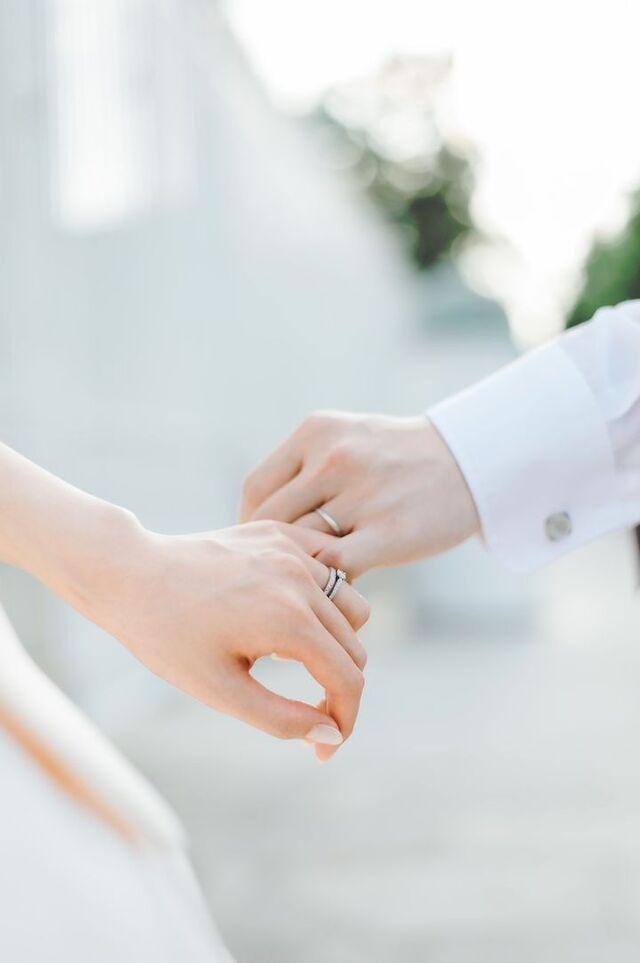 Chụp ảnh bàn tay đôi đẹp với background mờ ảo lãng mạn