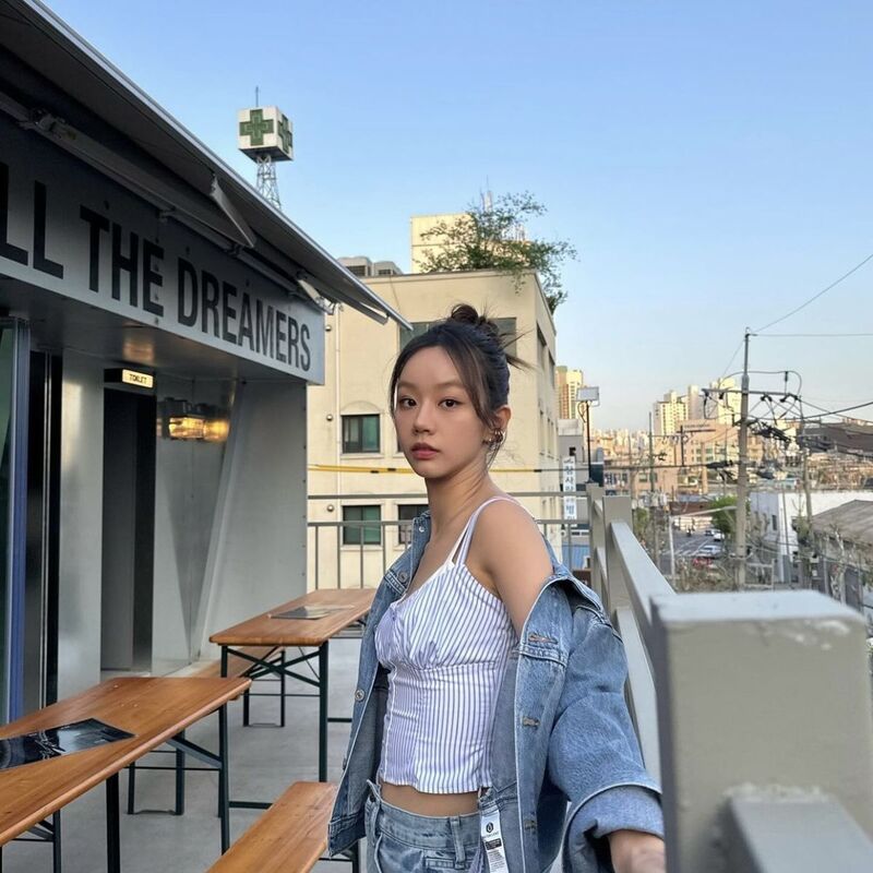 Ảnh idol Hàn Quốc mặc đồ du lịch năng động, trẻ trung