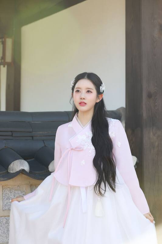 Hình ảnh idol Hàn Quốc mặc hanbok truyền thống