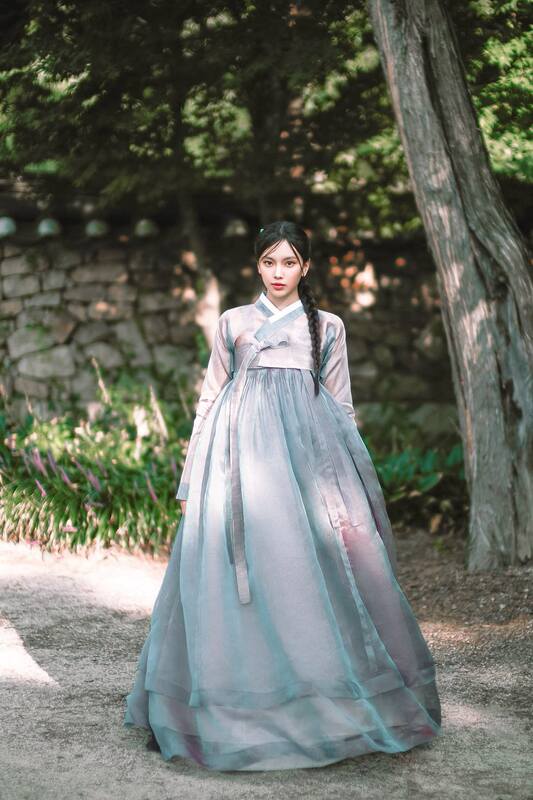 Hình idol Kpop với outfit cổ trang Hàn Quốc 