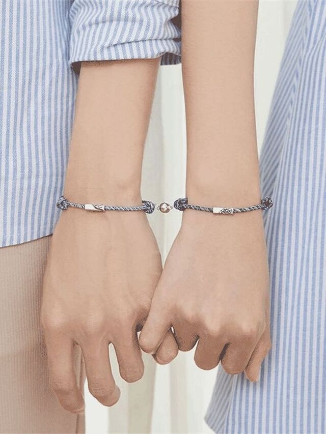Hình ảnh vòng tay đôi nắm nhẹ nhàng cho bộ ảnh tay đôi đẹp