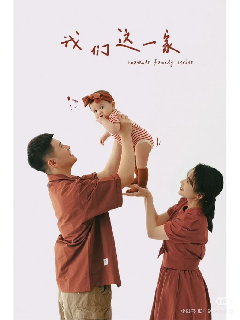 Tạo dáng cả nhà thương nhau ( Nguồn ảnh: Sưu tầm )