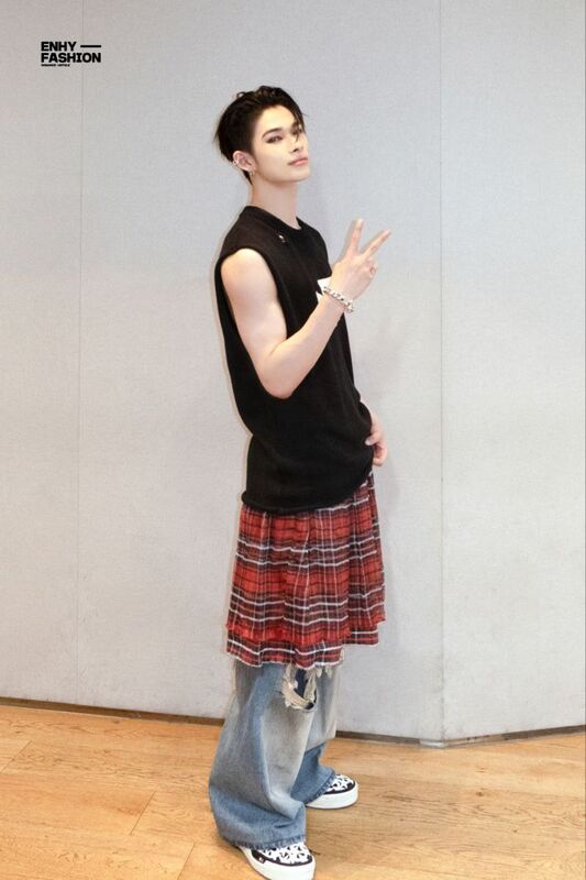 Hình idol Kpop nam diện trang phục phi giới tính