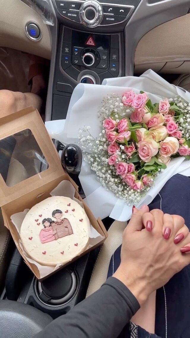 Ảnh cặp đôi yêu nhau nắm tay ngày kỷ niệm lãng mạn