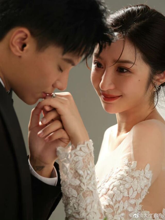Chụp ảnh tay đôi đẹp tại studio