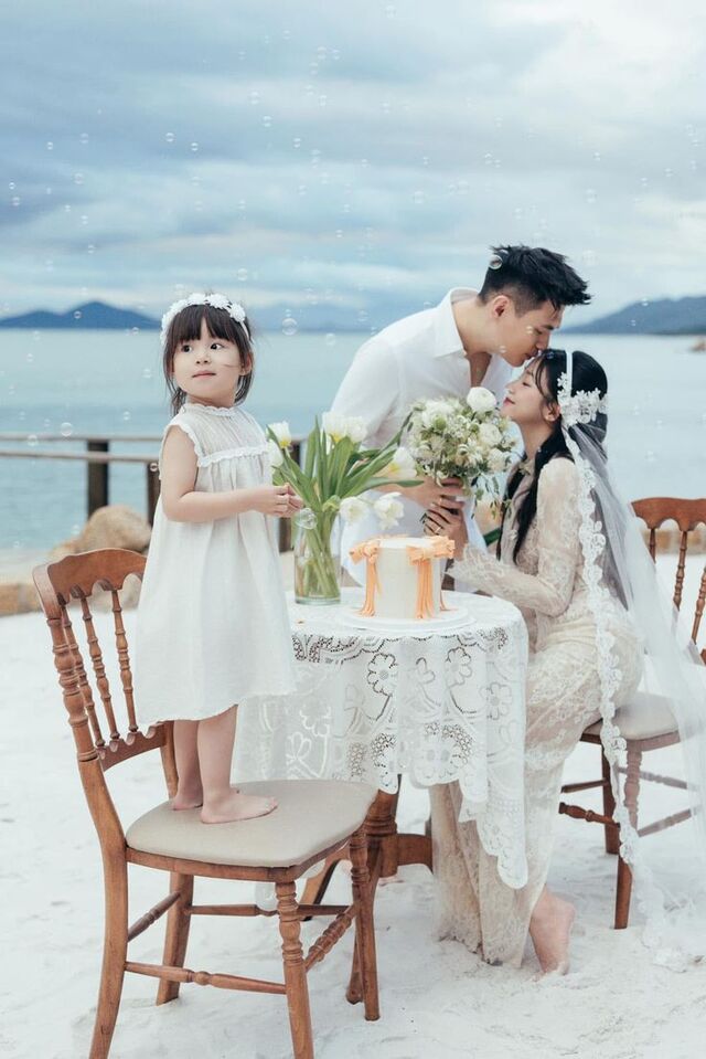 Hình ảnh gia đình hạnh phúc phù hợp làm hình nền điện thoại