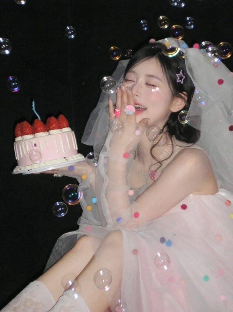 Nháy mắt, chu môi đáng yêu khi tạo dáng ( Nguồn ảnh: Sưu tầm )
