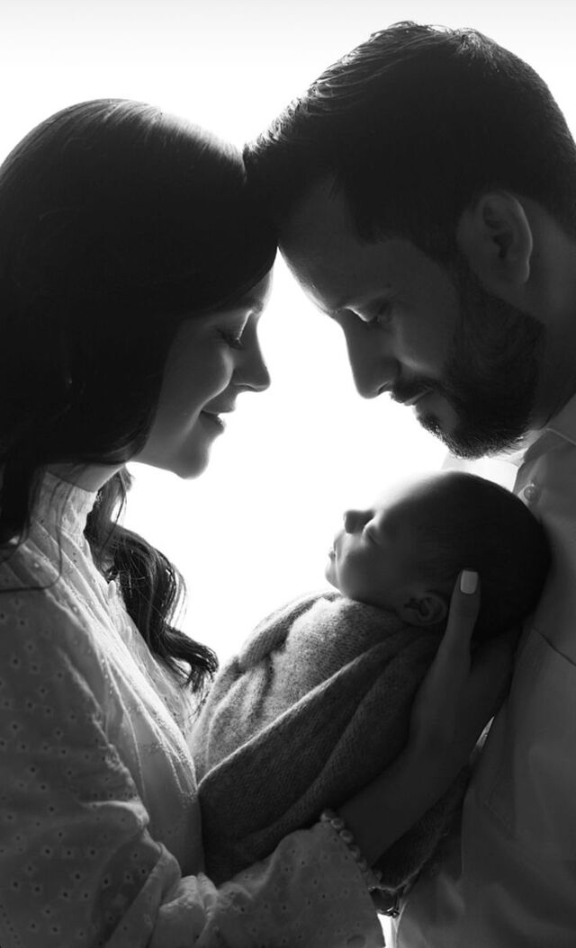 Bộ ảnh newborn cùng bố mẹ với concept nhẹ nhàng, tự nhiên