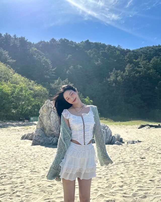 Hình idol Kpop đời thường check-in du lịch cực chill