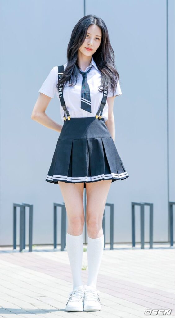 Ảnh idol Kpop nữ cute trong bộ đồng phục hồng dễ thương
