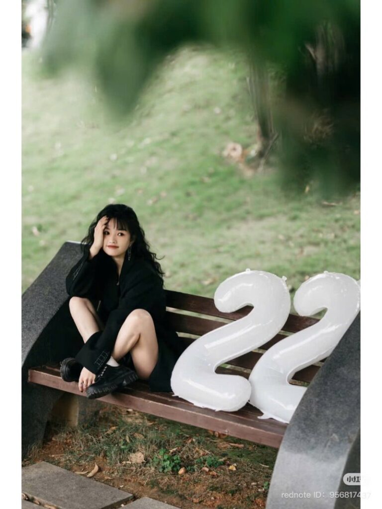 Tay giơ bóng sinh nhật cao lên trời ( Nguồn ảnh: Sưu tầm )