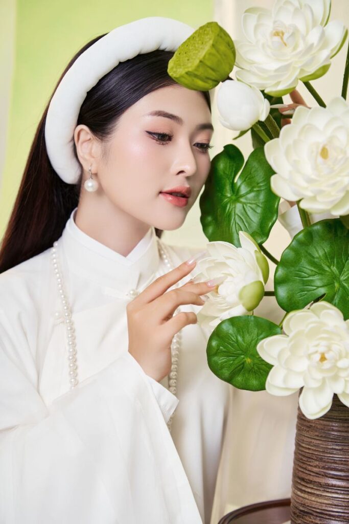 Dáng chụp đầm sen với tư thế thưởng thức vẻ đẹp, hương thơm của hoa