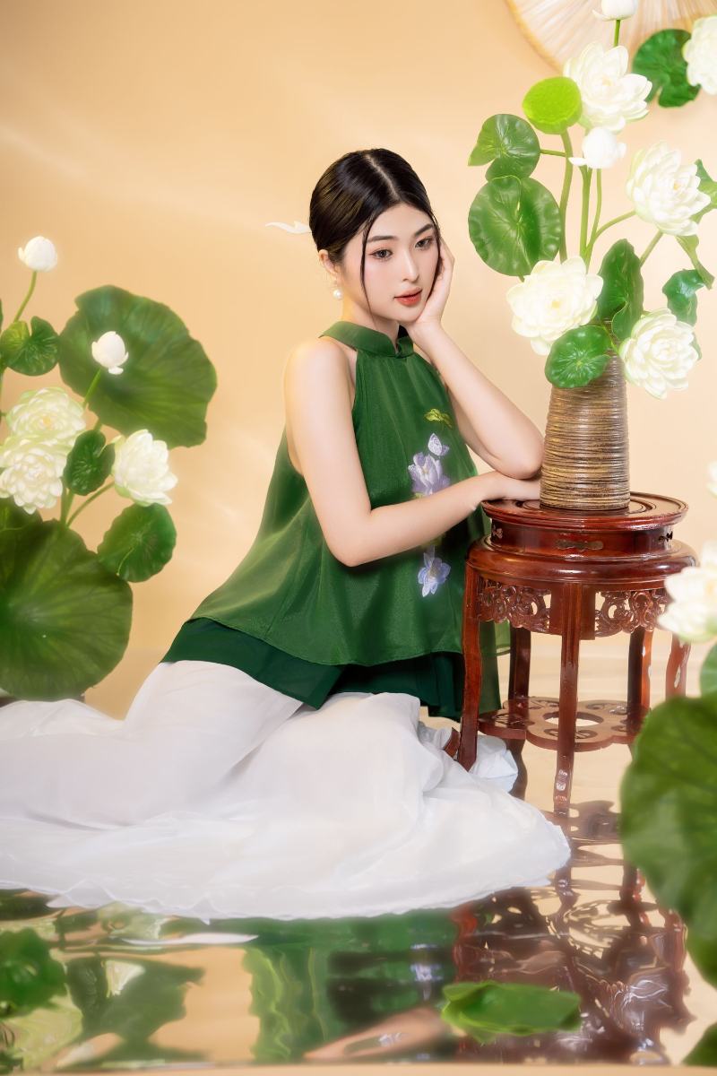 Dáng chụp đầm sen với tư thế thưởng thức vẻ đẹp, hương thơm của hoa