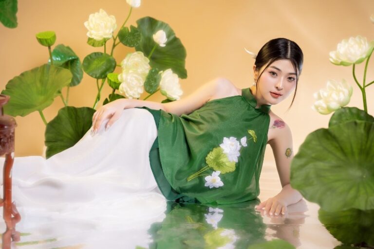 Ngồi trên cầu tre để tạo các tư thế chụp ảnh với hoa sen