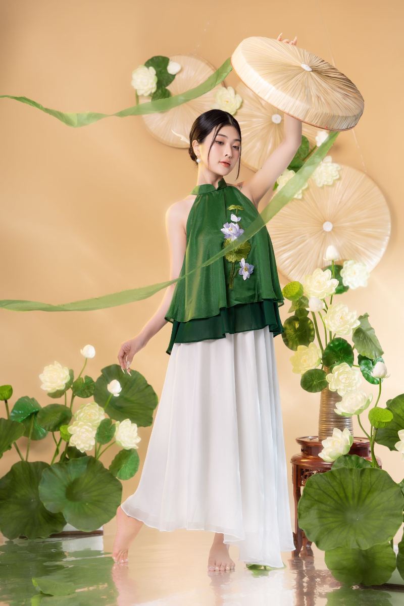 Chụp hình hoa sen sử dụng hoa hoặc nón lá che ngang đầu