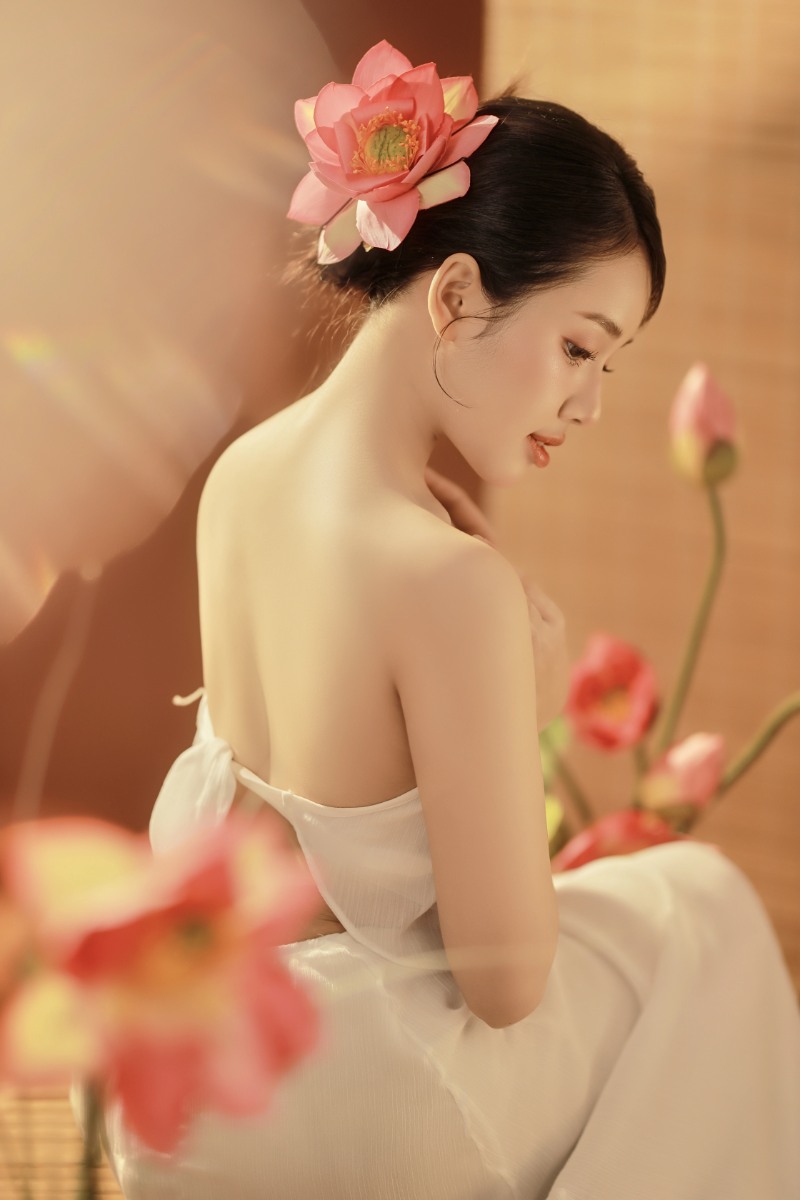 Tạo dáng chụp ảnh hồ sen với tư thế quay lưng lại với máy ảnh