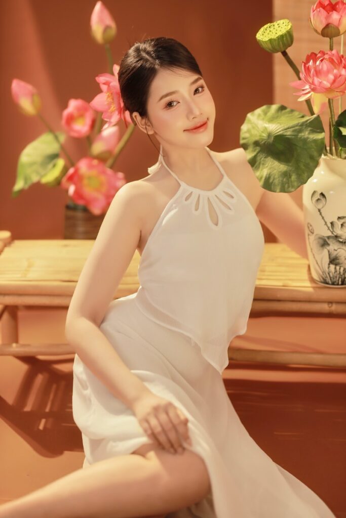 Chụp sen đẹp với tạo dáng để lá ngang đầu