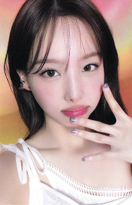 Ảnh thẻ idol thiết kế chuẩn Hàn được fan săn lùng