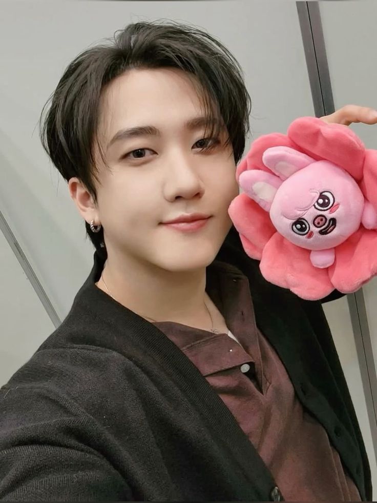 Hình ảnh idol nam nữ Kpop chụp theo phong cách photocard