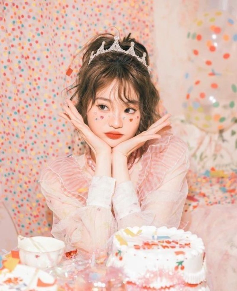 Đặt hai tay lên má khi tạo dáng chụp với bánh sinh nhật ( Nguồn ảnh: Sưu tầm )