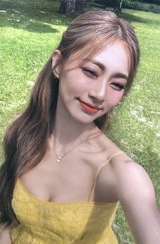 Hình idol Kpop nữ trong concept ảnh thẻ độc đáo
