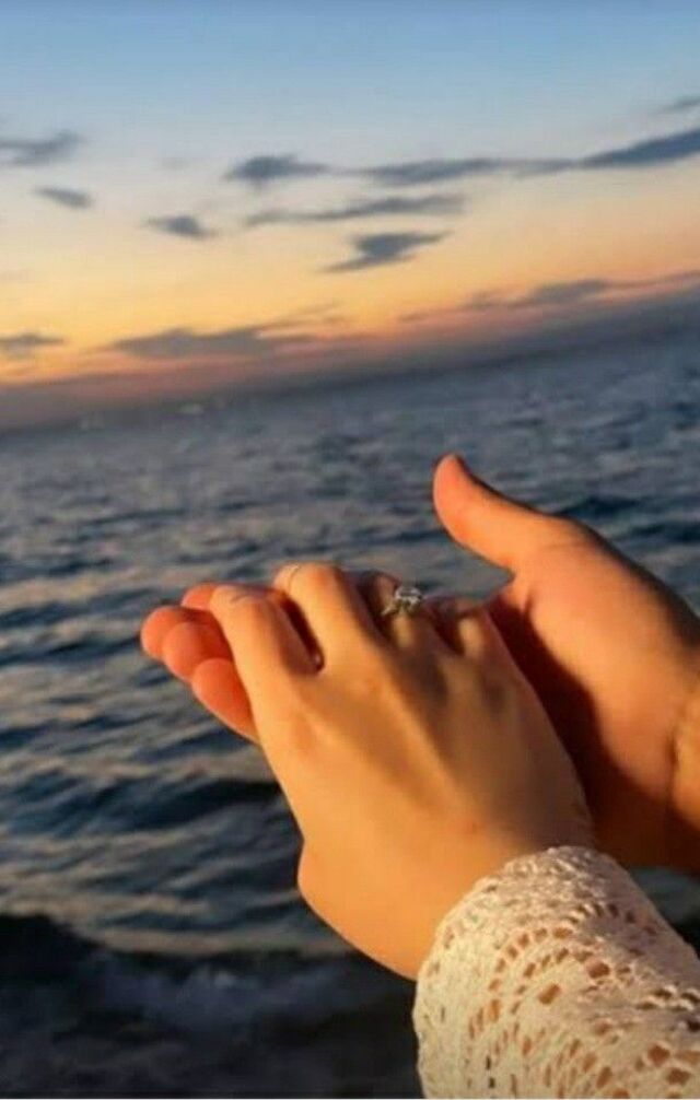 Hình ảnh nắm tay lãng mạn và ảnh đeo nhẫn đôi ngày chính thức