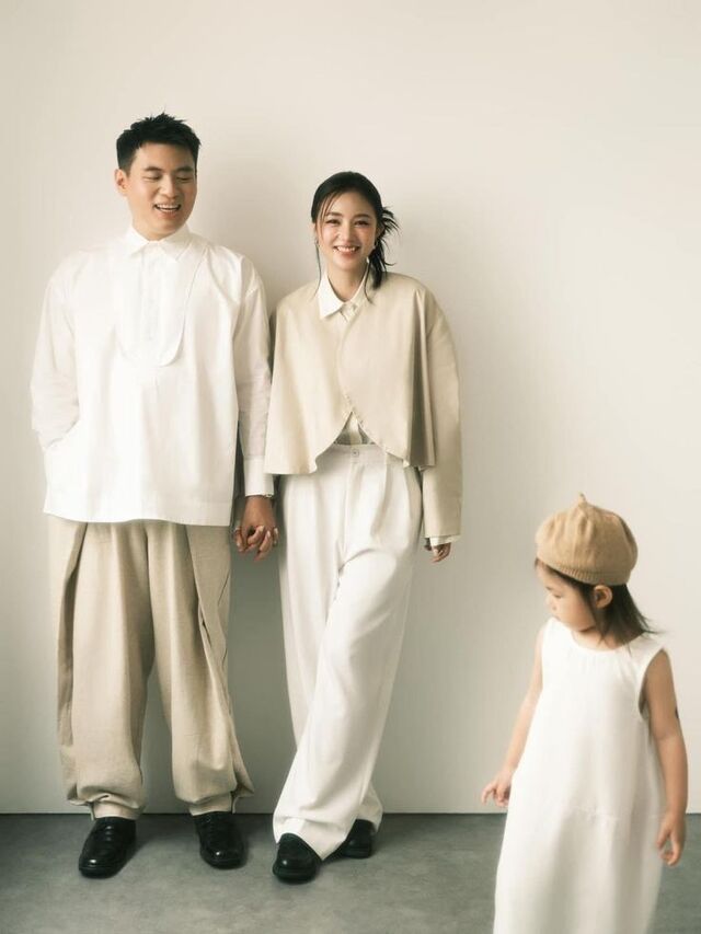 Hình gia đình tối giản với tone màu nhẹ nhàng, thanh lịch