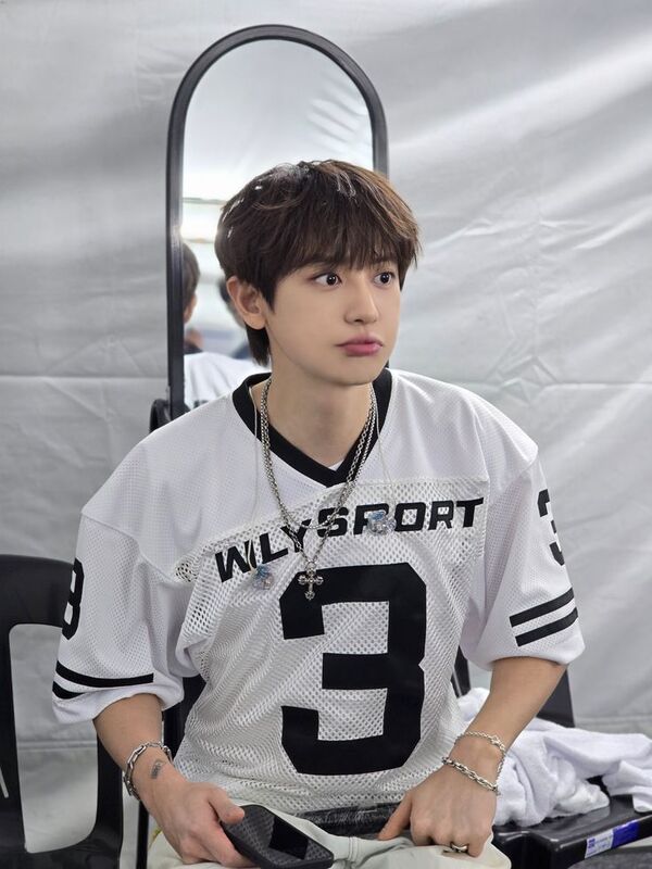 Hình ảnh idol nam phong cách sporty khỏe khoắn