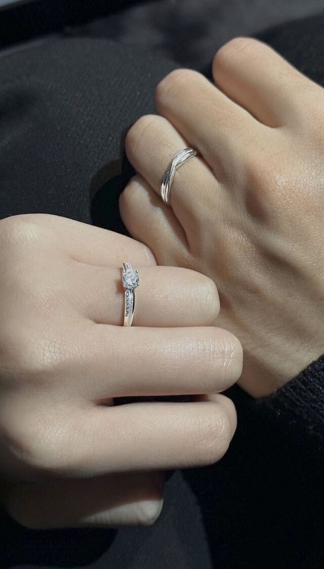 Hình ảnh nắm tay đeo nhẫn cưới