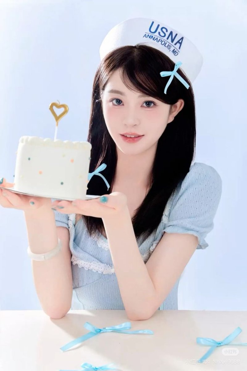 Tạo dáng concept beauty cùng bánh sinh nhật ( Nguồn ảnh: Sưu tầm )