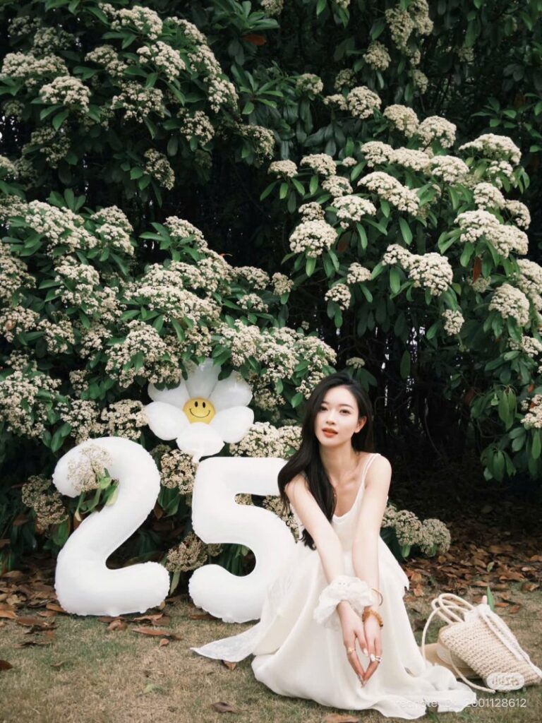 Xếp bóng số thành số tuổi của mình khi chụp hình sinh nhật ngoài trời ( Nguồn ảnh: Sưu tầm )