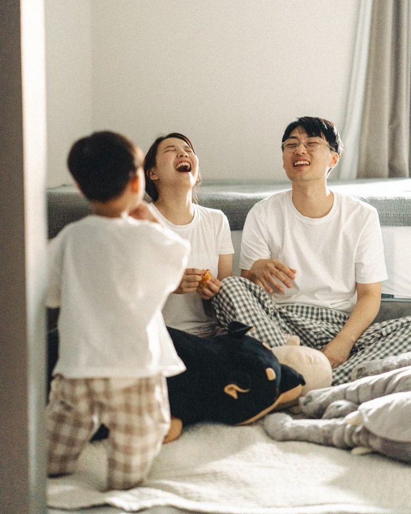 Tạo dáng cả nhà đối thoại ( Nguồn ảnh: Sưu tầm )