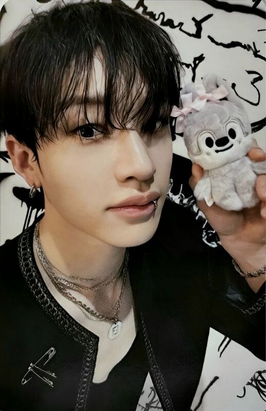 Ảnh idol nam Kpop phong cách ảnh thẻ đơn giản