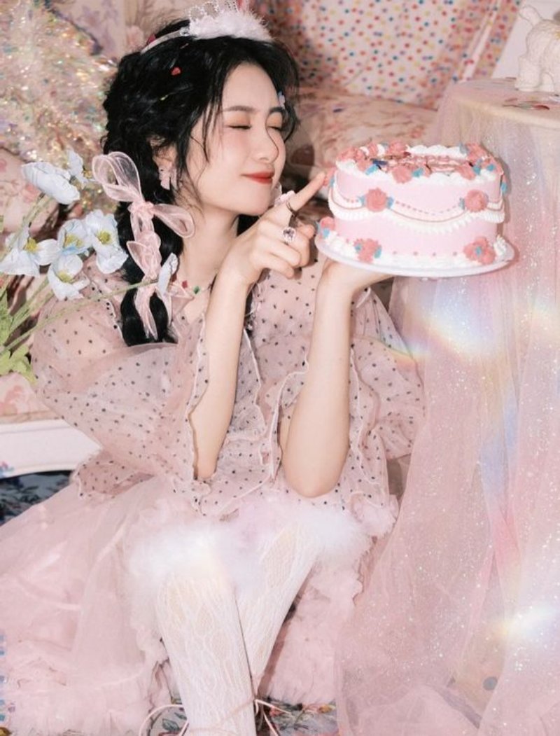 Tạo dáng nghịch ngợm với bánh kem ( Nguồn ảnh: Sưu tầm )