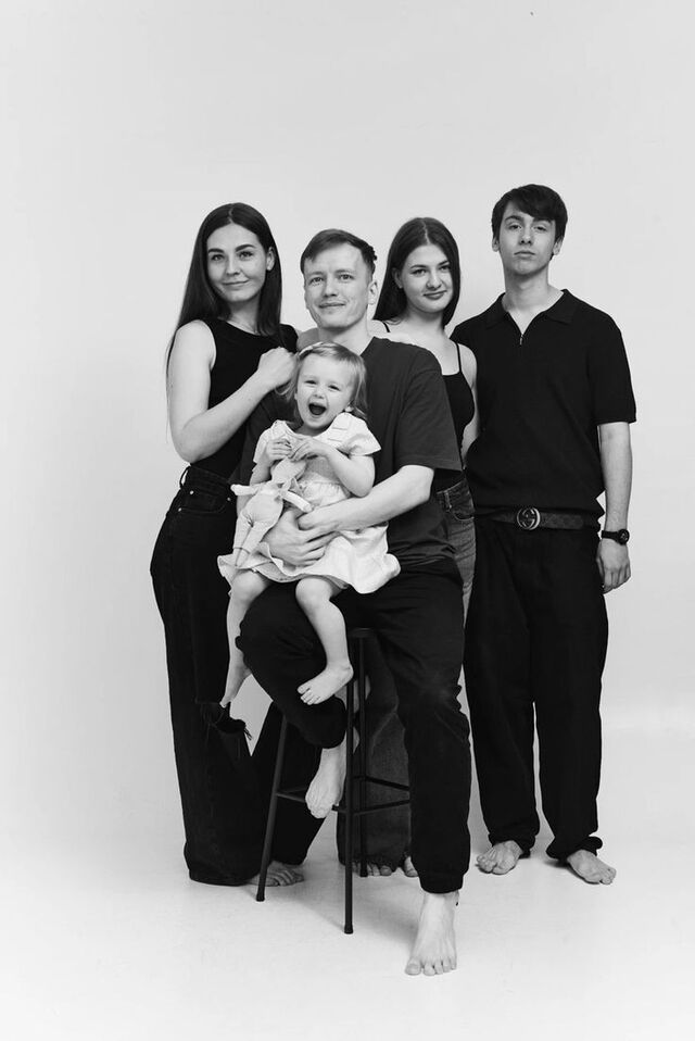Hình ảnh gia đình tone màu đen trắng